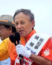 　街頭演説で支持を訴える玉城デニー氏＝６日午後、沖縄県宜野湾市