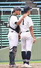 飛騨神岡×岐阜東＝４回裏、高林（右）に声をかける飛騨神岡の畦地＝長良川