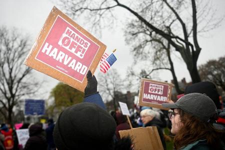 　米政権の干渉に抵抗するようハーバード大に求めるデモ参加者ら＝１２日、マサチューセッツ州ケンブリッジ（ロイター＝共同）