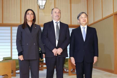 　サンマリノ元首の（左から）ブロンゼッティ執政、リーギ執政との会見に臨まれる天皇陛下＝２日午前、皇居・御所の小広間（代表撮影）