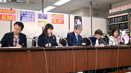 　記者会見する海渡雄一弁護士（中央）ら＝１４日午後、東京・霞が関の司法記者クラブ