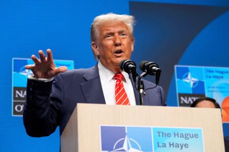 　２５日、オランダ・ハーグで記者会見するトランプ米大統領（ＡＰ＝共同）