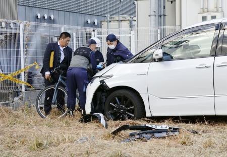 　少年が車にはねられた現場＝６日午後２時３３分、大阪府東大阪市
