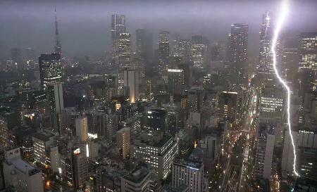 　東京・東新橋に設置した定点カメラが捉えた稲妻。前線などの影響で関東甲信と東北地方で大気の状態が非常に不安定になった＝１０日夕