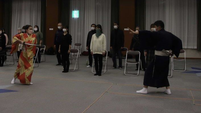 本番を控え稽古する出演者＝岐阜市前一色、長森コミュニティセンター