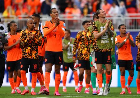 　チュニジアに勝利し決勝トーナメント進出を決め、喜ぶファンダイク（４）らオランダイレブン＝カンザスシティー（ロイター＝共同）