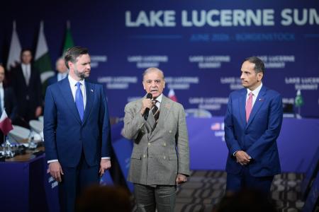 　スイス中部ビュルゲンシュトックで協議に臨む（左から）バンス米副大統領、パキスタンのシャリフ首相、カタールのムハンマド首相＝２１日（パキスタン政府提供、ゲッティ＝共同）