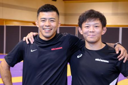 　撮影に応じるレスリング男子の文田健一郎（左）と樋口黎＝１日、横浜市