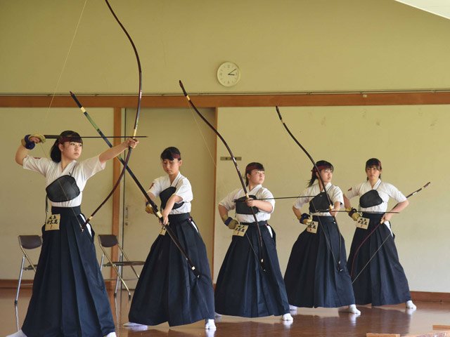 安定した試合運びで優勝した女子の中京＝長良川弓道場