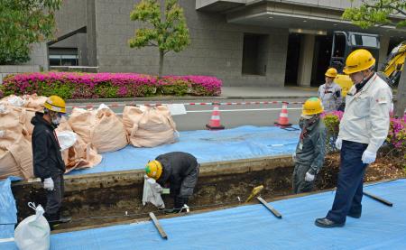 　防衛省の植樹帯に除染土を敷き詰める作業＝２５日午前