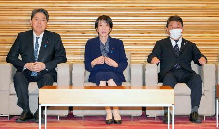 　閣議に臨む（左から）林総務相、高市首相、茂木外相＝２６日午前、首相官邸