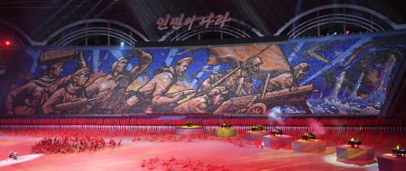　マスゲーム・芸術公演で披露された朝鮮戦争をテーマにした演出＝２０１９年７月、平壌のメーデースタジアム（共同）