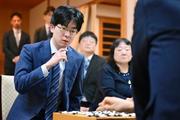 　囲碁の第５１期名人戦第７局で勝利してタイトルを奪還し、対局を振り返る芝野虎丸名人。三冠となった＝２９日夜、静岡県伊豆市