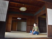 昔の建築構造が残る屋内＝同