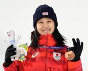 　女子個人ノーマルヒルで獲得した銅メダルを手に、笑顔の丸山希＝プレダッツォ（共同）