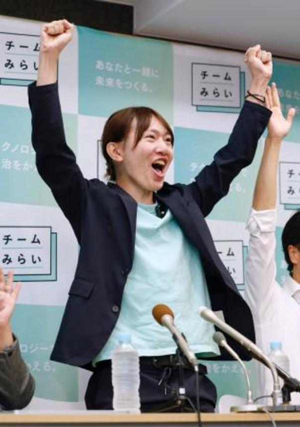 　議席獲得が報じられ、喜ぶチームみらいの安野党首＝２０日午後８時１分、東京都千代田区