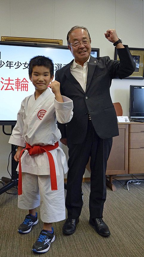 山田恭正教育長に全国大会への意気込みを語った法輪泰良君＝土岐市役所