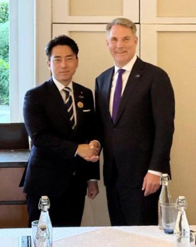 　握手する小泉防衛相（左）とオーストラリアのマールズ副首相兼国防相＝２９日、フィリピン中部セブ（共同）