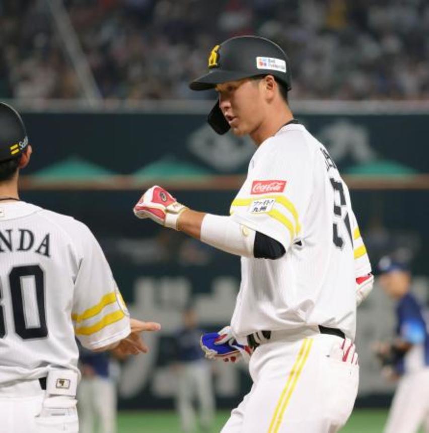 　６回、移籍後初安打となる中前打を放ったソフトバンク・秋広＝みずほペイペイドーム