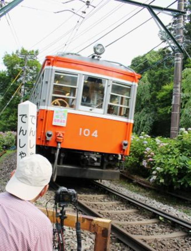 　箱根登山電車の旧型車両「１００形」＝１８日、神奈川県箱根町