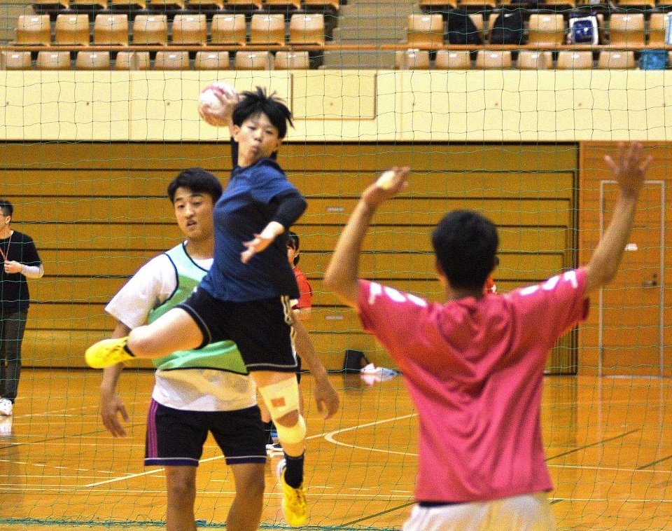 国体に向けた練習試合でゴールを狙って跳躍する、飛騨高山ブラックブルズ岐阜の豊島梨奈主将＝高山市中山町、飛騨高山ビッグアリーナ