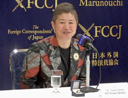 　日本外国特派員協会で記者会見するボクシング元世界チャンピオンの藤岡奈穂子さん＝２３日、東京都千代田区