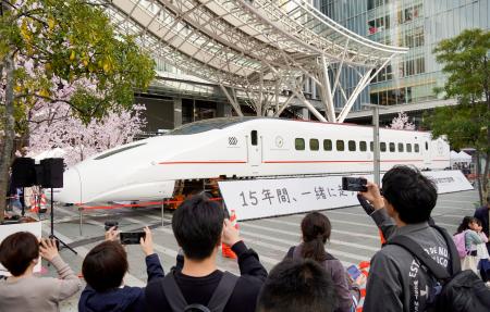 　ＪＲ博多駅前に展示された九州新幹線つばめの車両を撮影する人たち＝１０日午後