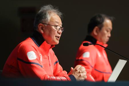 　記者会見する日本選手団の伊東秀仁団長＝１３日、イタリア・ミラノ（共同）