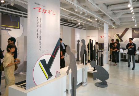 　シャープの家電デザインをテーマにした展覧会「シャープデザインのまなざし展」＝１７日午前、東京・丸の内