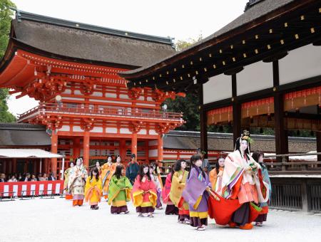 　下鴨神社に到着した葵祭のヒロイン「斎王代」の山内彩さん（手前）ら＝１５日午後、京都市左京区