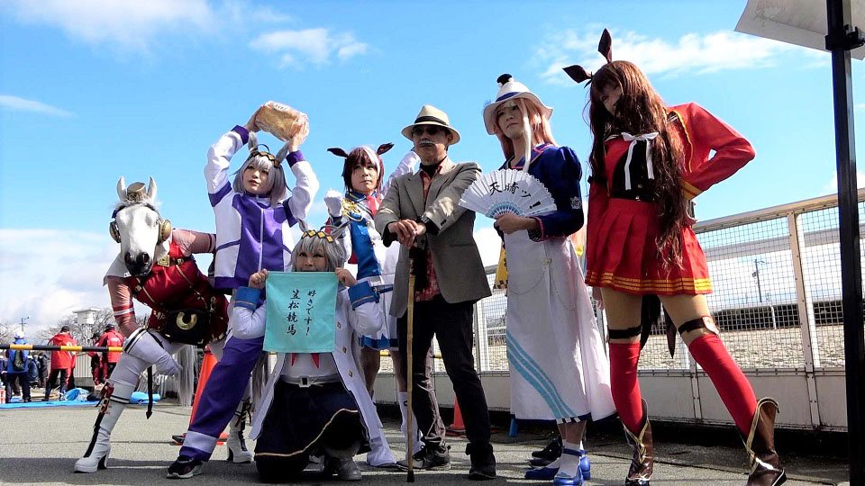 ウマ娘に登場するキャラクターに扮（ふん）して、カメラマンたちにポーズを決める参加者ら＝岐阜県羽島郡笠松町、笠松競馬場
