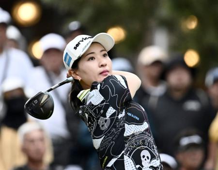 　第２日、通算８アンダーで首位の永井花奈＝片山津ＧＣ
