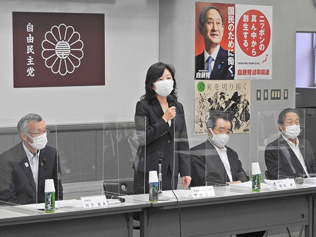あいさつする自民党県連の野田聖子会長（左から２人目）＝２７日午後、岐阜市薮田南、県自由民主会館