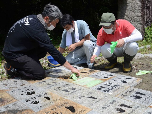 メモリーストーンの設置作業を行う支部員ら＝中津川市蛭川