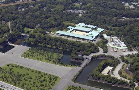 　皇居・宮殿と宮内庁（右）＝２０２５年７月、東京都千代田区（共同通信社ヘリから）