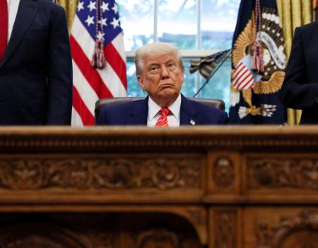 　英国との貿易合意に関して米ホワイトハウスで記者会見するトランプ大統領＝８日、ワシントン（ロイター＝共同）