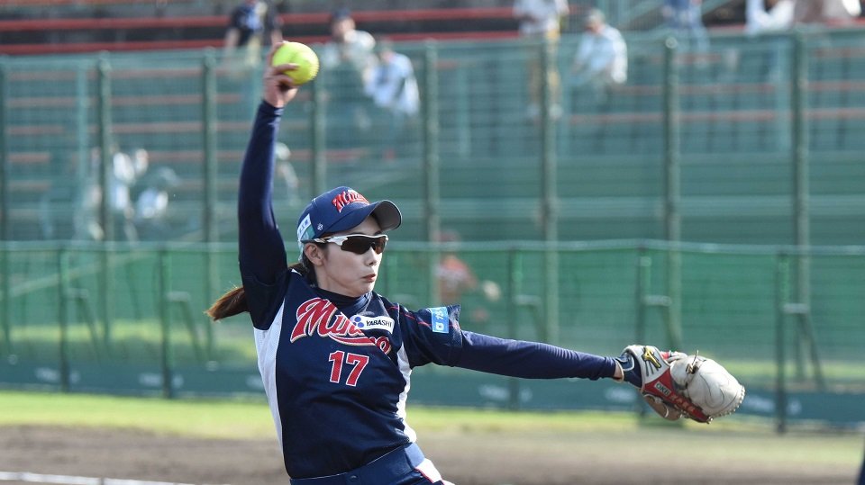 毎回走者を背負いながらも粘りの投球を見せ４安打完封した大垣ミナモの先発浅井＝大垣北公園