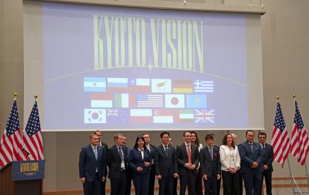 　「京都ビジョン」宣言を発表した米ホワイトハウス科学技術政策局のクラツィオス局長（前列左から５人目）ら。同６人目は古川デジタル相＝４日午後、京都市