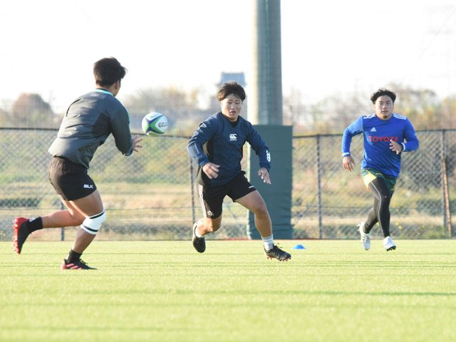 八戸学院大戦を前に、練習に汗を流す朝日大の選手＝朝日大