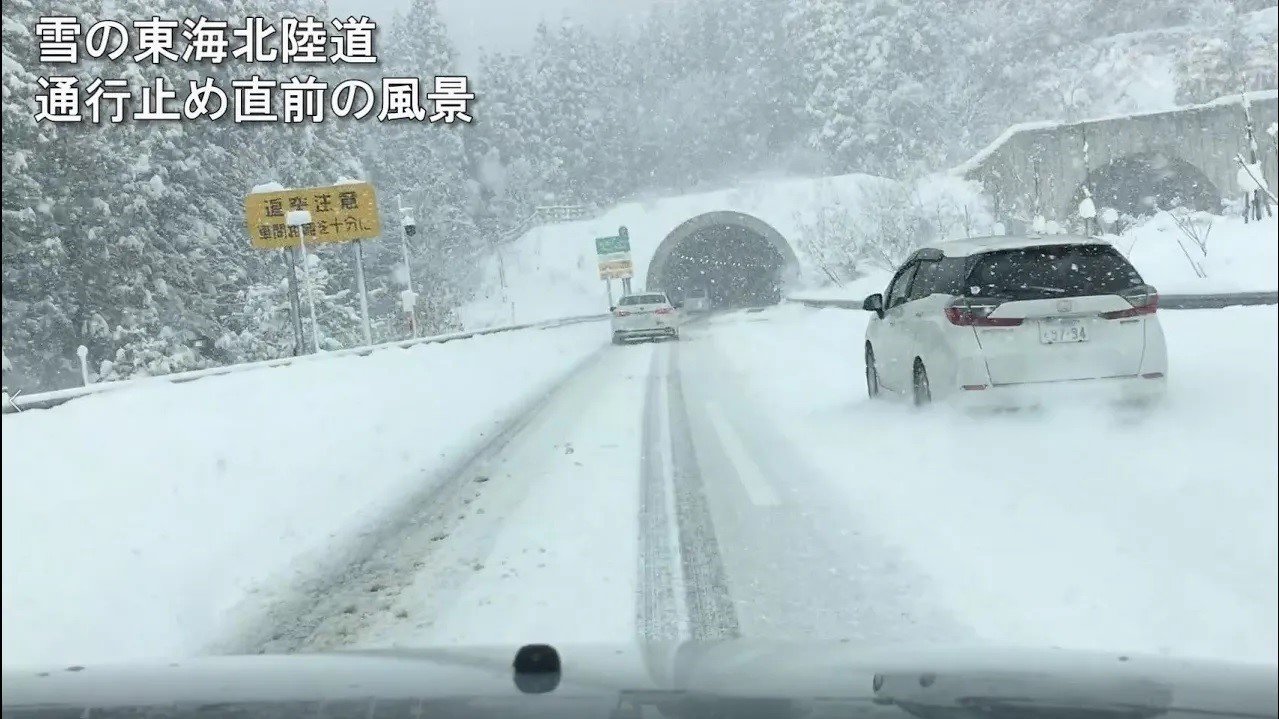 雪が降り積もる東海北陸道＝１月３０日、郡上市、東海北陸道・高鷲トンネル前（動画から）