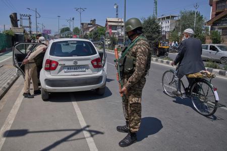 　４月３０日、カシミール地方のインド勢力下の都市スリナガルで車両を点検する警察官ら（ＡＰ＝共同）