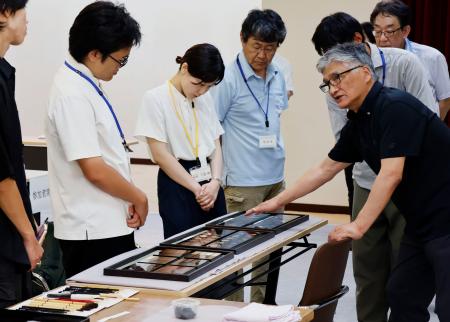 　石川県立輪島漆芸技術研修所が開催したオープンキャンパス＝４日午後、輪島市