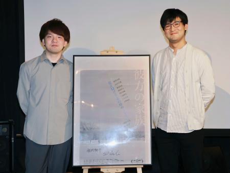 　映画「彼方の家族」の共同監督を務めた坂内映介さん（左）と川崎たろうさん＝１１日、宮城県石巻市