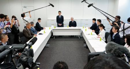 　国会で開かれた北陸新幹線の延伸ルートを再検討する与党整備委の会合＝１５日午前