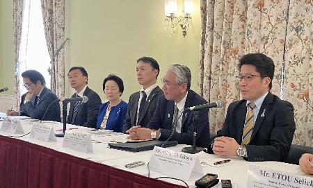 　記者会見する拉致被害者家族会代表の横田拓也さん（右端）ら＝４月３０日、ワシントン（共同）