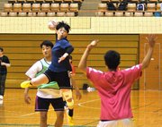 国体に向けた練習試合でゴールを狙って跳躍する、飛騨高山ブラックブルズ岐阜の豊島梨奈主将＝高山市中山町、飛騨高山ビッグアリーナ