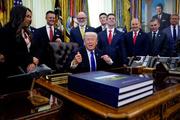 　４月３０日、ワシントンのホワイトハウスで記者団に話すトランプ米大統領（中央）（ゲッティ＝共同）