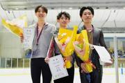 　ジュニア男子で優勝した植村駿（中央）、２位の田内誠悟（左）、３位の蛯原大弥＝木下カンセーアイスアリーナ