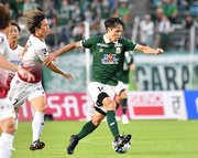 ＦＣ岐阜×今治＝前半、ドリブルで相手のマークを振り切るＦＣ岐阜のＤＦ生地＝長良川競技場