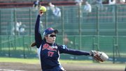 毎回走者を背負いながらも粘りの投球を見せ４安打完封した大垣ミナモの先発浅井＝大垣北公園